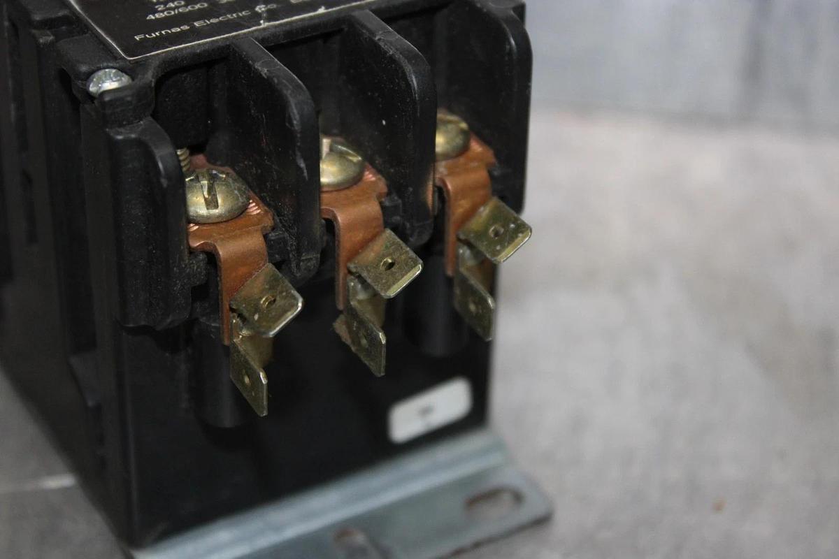 Used FURNAS DEFINITE PURPOSE CONTACTOR 42BF35A3 30 AMP 600 VOLT 10 HP 3-POLE 3-PHASE