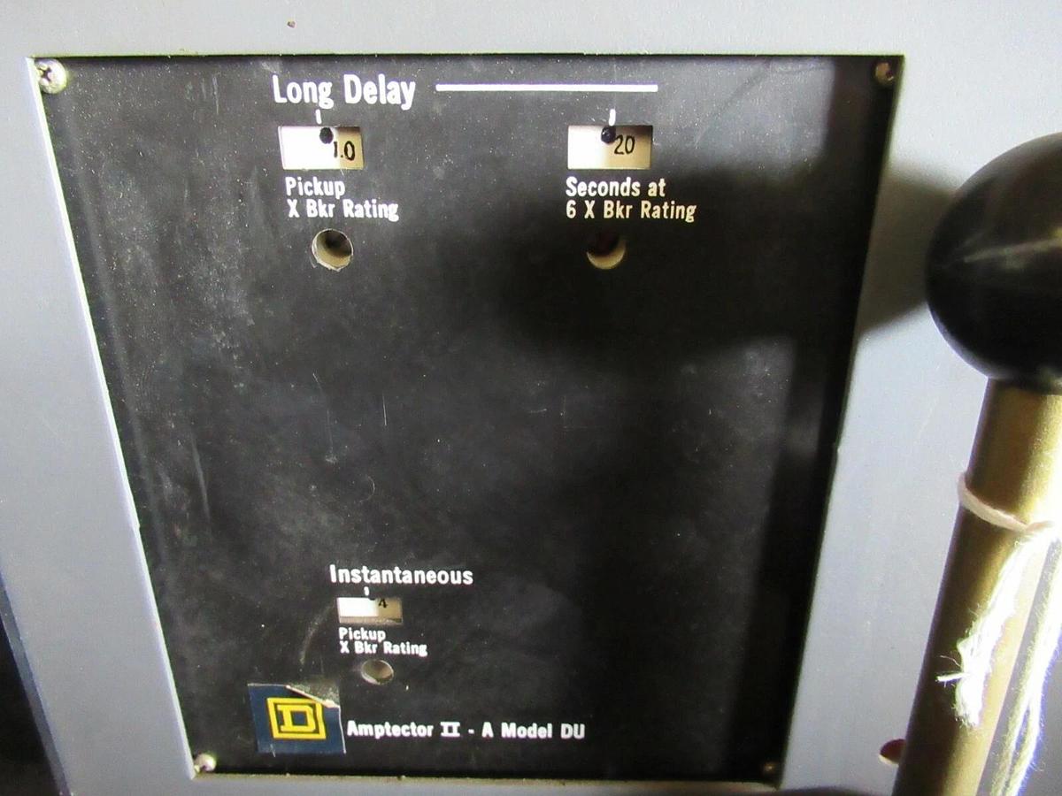 Used SQUARE D LOW VOLTAGE CIRCUIT BREAKER DS-206S 800 AMP FRAME 300 AMP TRIP 635V MAX