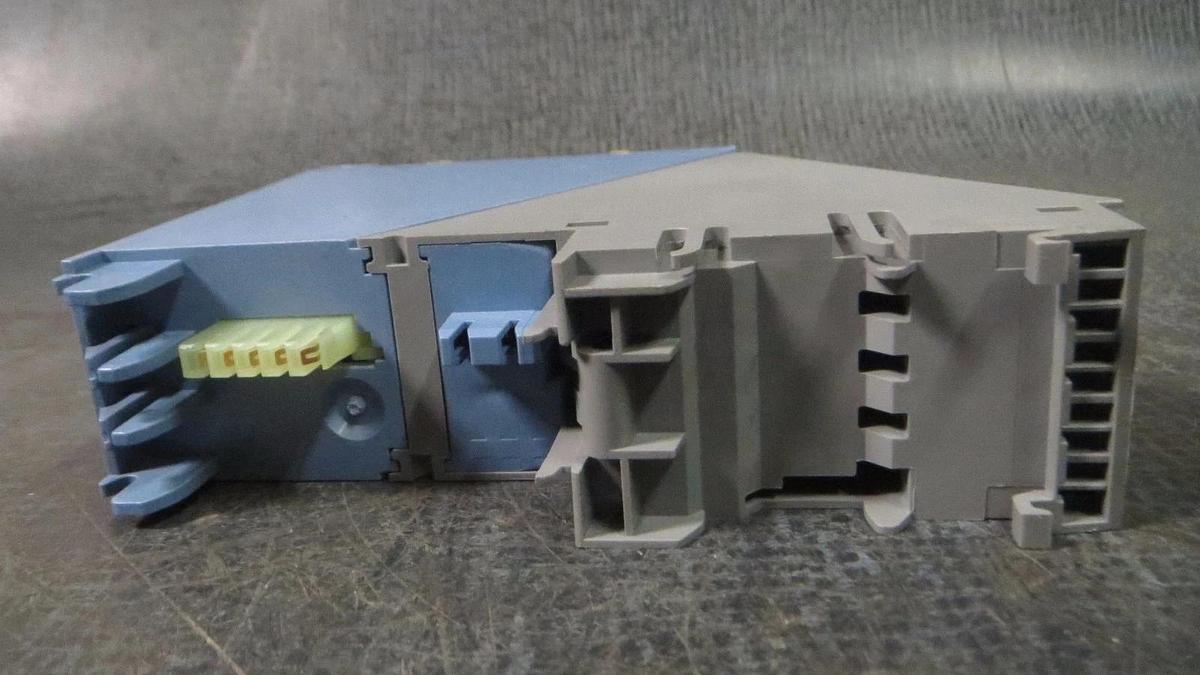 Used SIEMENS APOGEE POINT TERMINATION MODULE WITH BASE  MODEL: PTM6.20250-M
