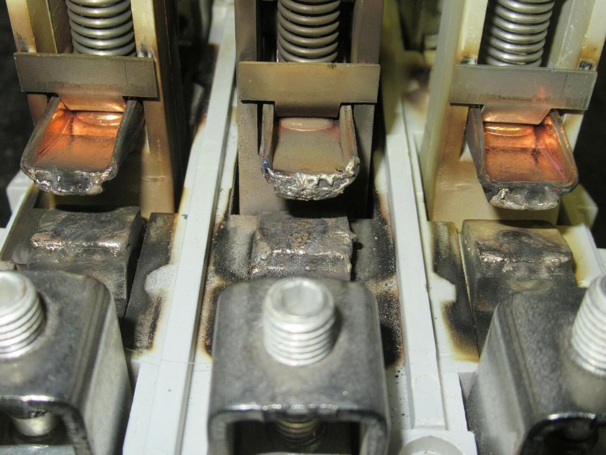 Used CUTLER HAMMER MCQUAY CONTACTOR 701816A-01 600 VAC 211 AMP COIL: 120V