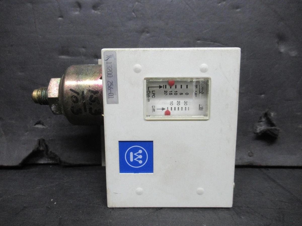 Used WESTINGHOUSE OIL PRESSURE CONTROL GAUGE X13200-256-01 / FF113-S1-BAA-25601