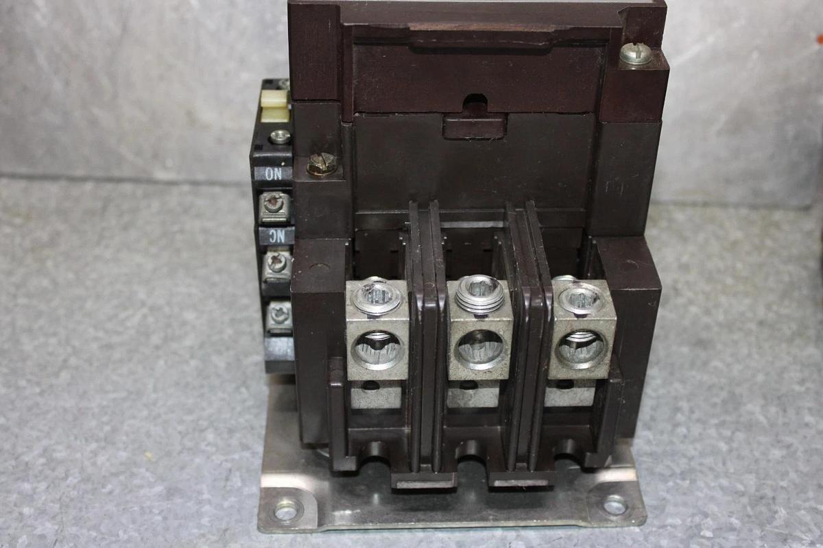 Used CUTLER-HAMMER CONTACTOR C10EN3 NEMA SIZE 3 90 AMP 600 VAC 3-POLE COIL: 120 V