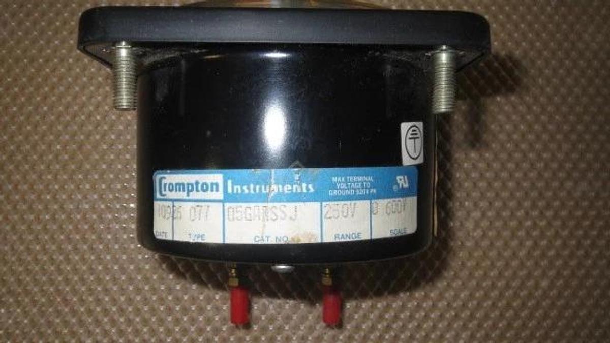 Used CROMPTON AC VOLT METER WITH 250V RANGE AND 600V SCALE MODEL 05GARSSJ