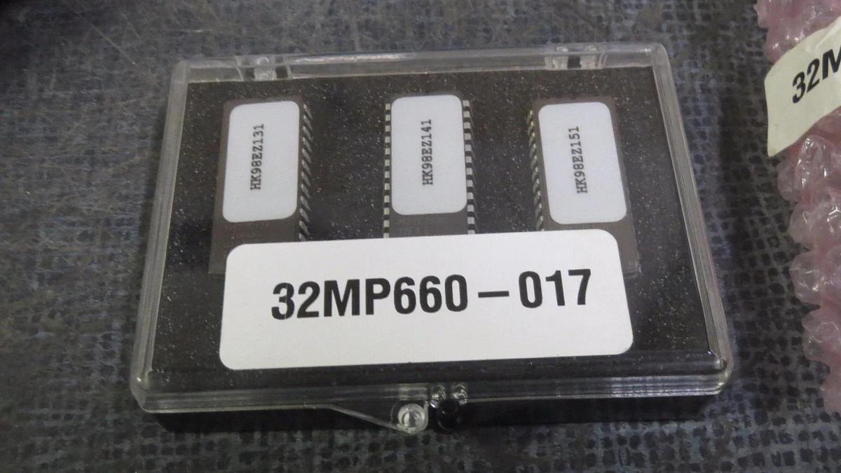 **NEW IN BOX** CARRIER EPROM KIT FOR 1000 TON CHILLER 32MP660017 HK98EZ IC CHIPS