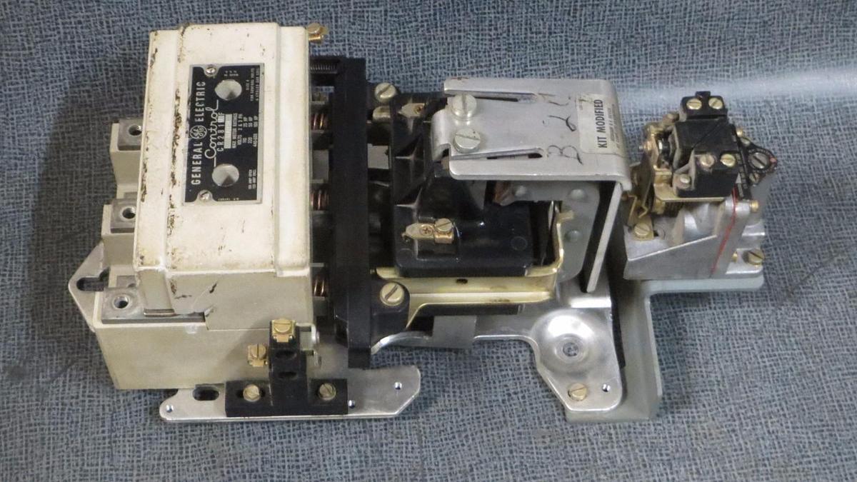 Used GENERAL ELECTRIC NEMA CONTROL CONTACTOR CR2810F-11AB1B 150 AMP SIZE 4 3-PHASE