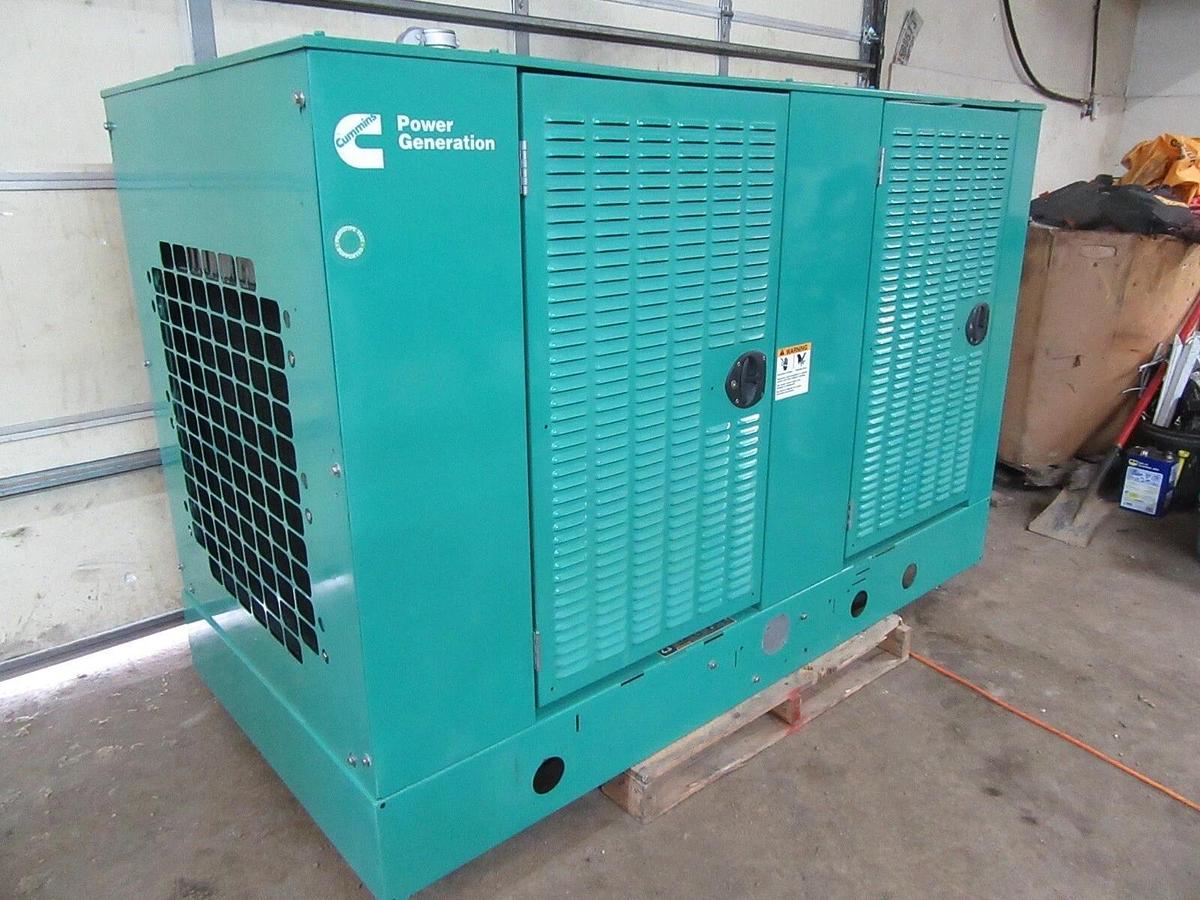 Used 35 KW GENERATOR NATURAL GAS LP PROPANE CUMMINS ONAN 120/240 VOLT 1 PH 332 HRS