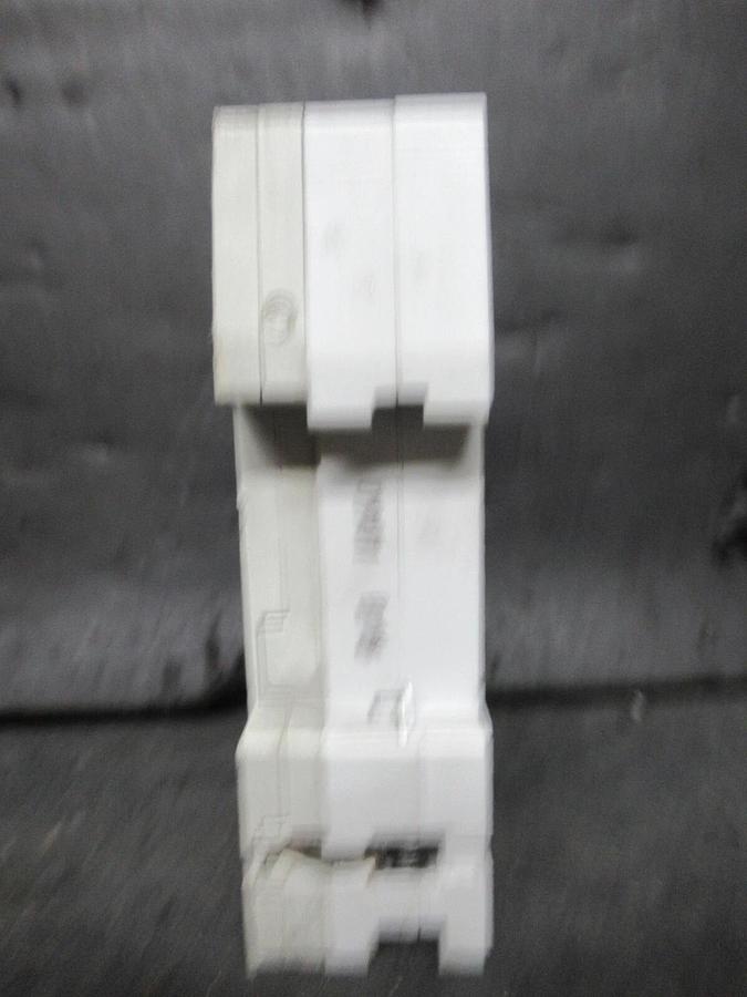 Used SIEMENS CIRCUIT BREAKER 5SX21 B16 16 AMP 277 VAC 1-POLE W/ 5SX9100 AUXILLIARY