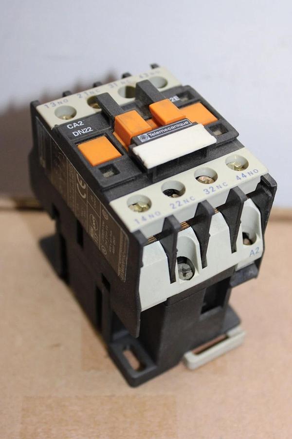Used TELEMECANIQUE CONTACTOR CA2-DN22 600 VAC 10 AMP COIL: 120V **WARRANTY**