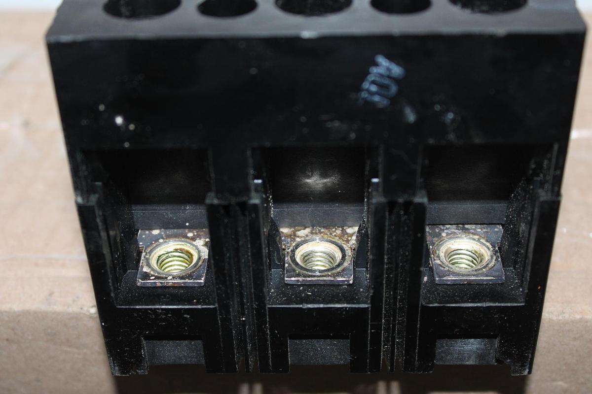 Used GENERAL ELECTRIC CIRCUIT BREAKER TKM836F000 800A FRAME 700A TRIP 600 VAC 3-POLE