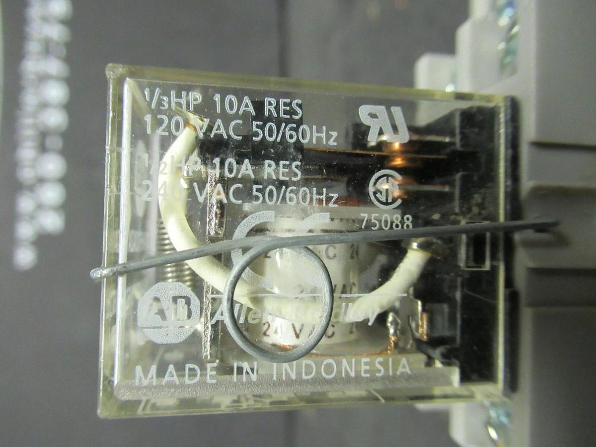 Used ALLEN BRADLEY RELAY AND BASE 700-HF32A24 SER. B W/ 700-HN116 SER. B BASE