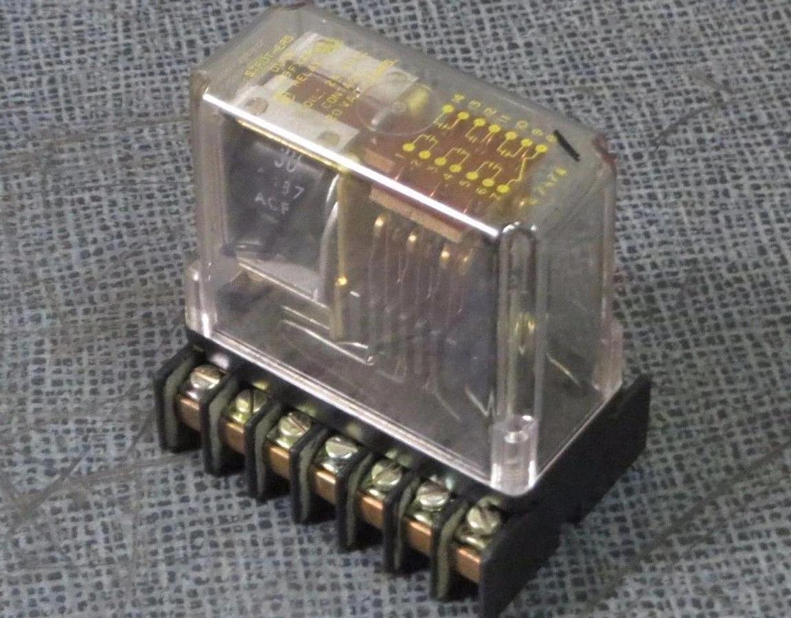 STRUTHERS DUNN RELAY WITH DUNCO BASE! 24 VDC COIL -- 120V 10 AMP MODEL: 219FXXP