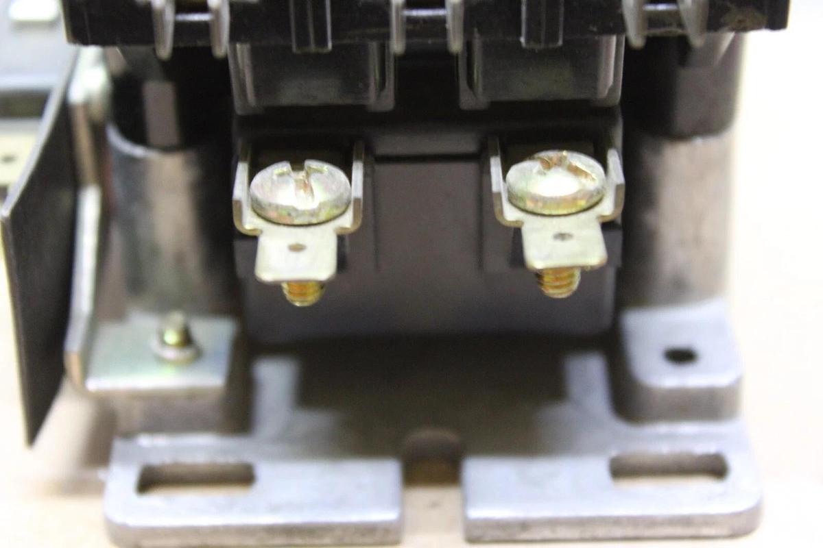 Used GENERAL ELECTRIC CONTACTOR CR353AD3BH1BD 40 AMP 600 VAC 3-POLE VOIL: 24V