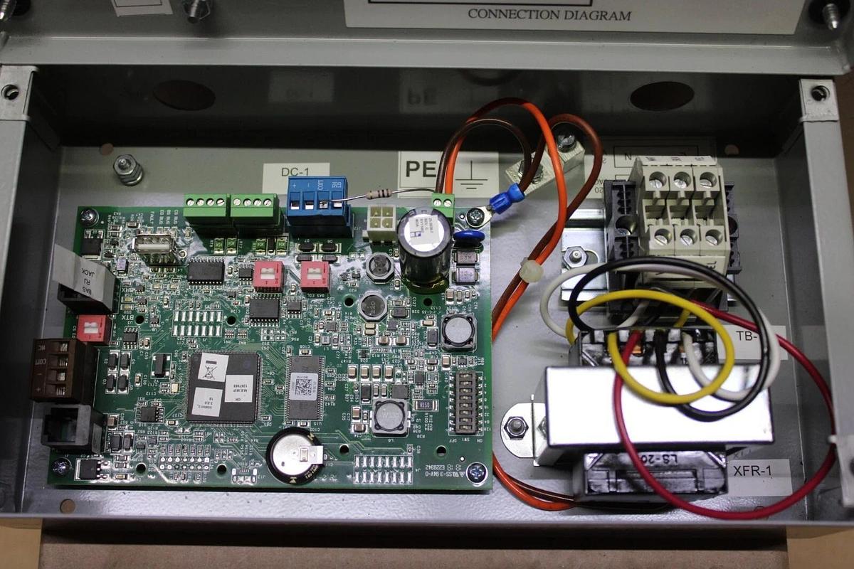 Used JOHNSON CONTROLS SC-EQ/INSTALL KIT COMMUNICATION KIT YK-SCCPNL-0 240V 40VA