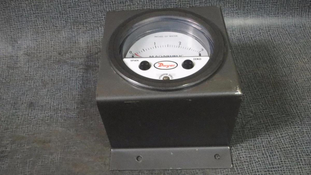 Used DWYER MAGNEHELIC INDICATING TRANSMITTER WATER GAGE & MOUNT 0-3" 25 PSIG N37J-TH