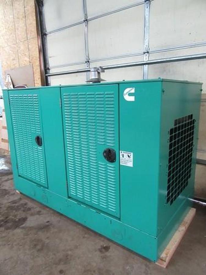 Used 35 KW GENERATOR NAT GAS LP CUMMINS ONAN 120/240 VOLT 1 PH RE-CONNECTABLE 405 HRS