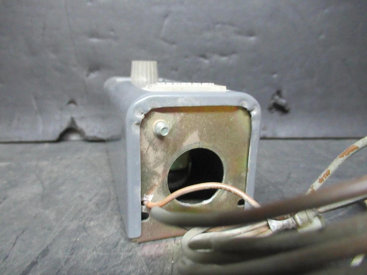 Used JOHNSON CONTROLS INDUSTRIAL THERMOSTAT T675A1003 W/ REMOTE INSERTATION BULB
