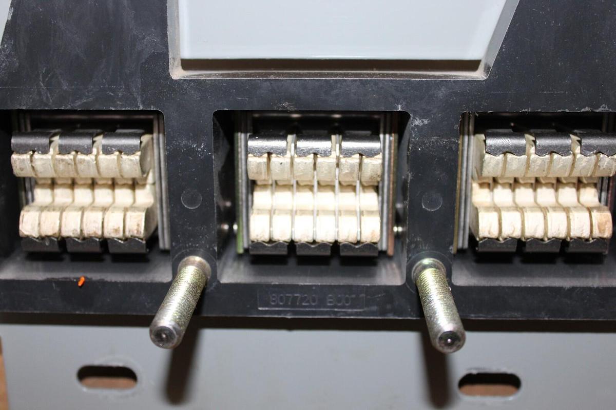 Used SIEMENS BREAKER MOUNT PL9699 PC5666 PLUG-IN ADAPTER 1200 AMP 600 VAC