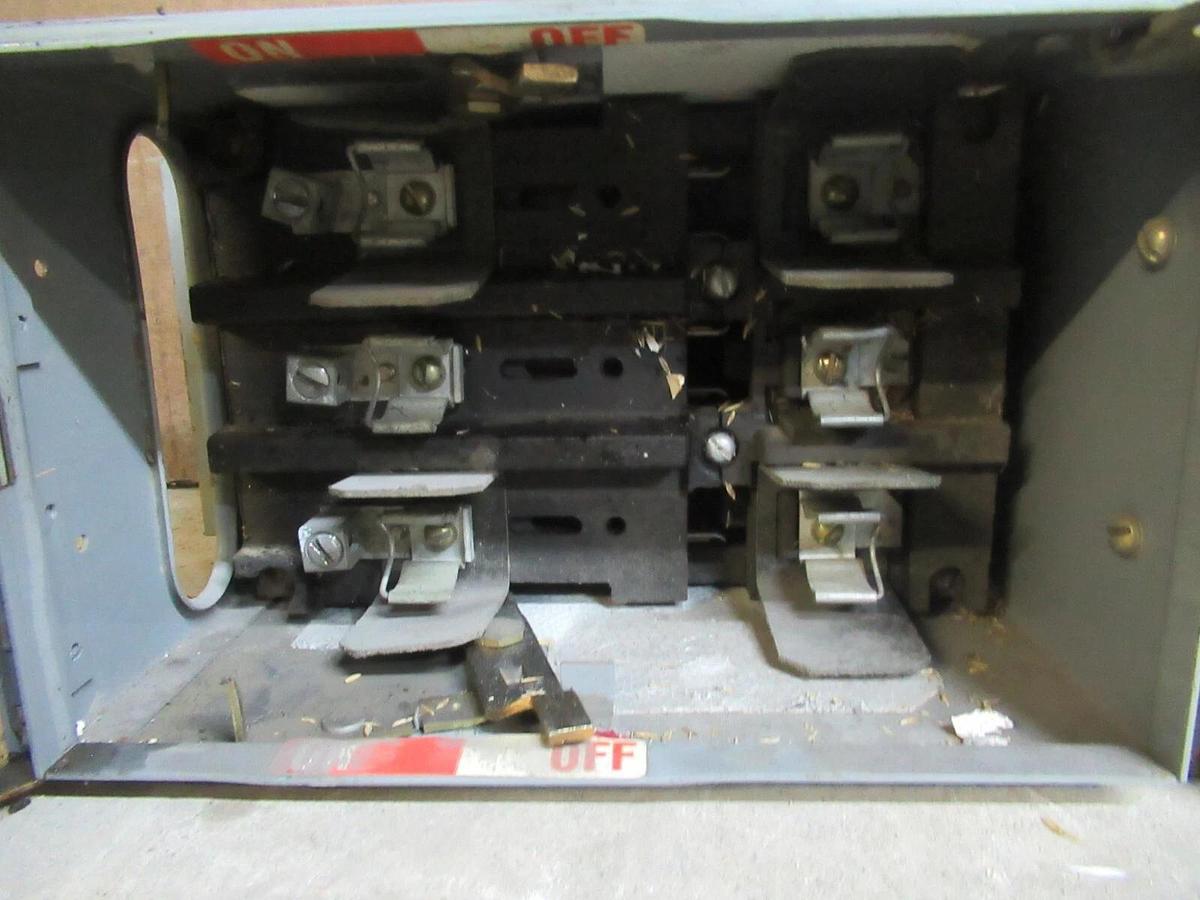 Used SQUARE D QMB SAFLEX TWIN UNIT QMB-3636-T 60/30 AMP 600 VAC 3-POLE 40/20 HP