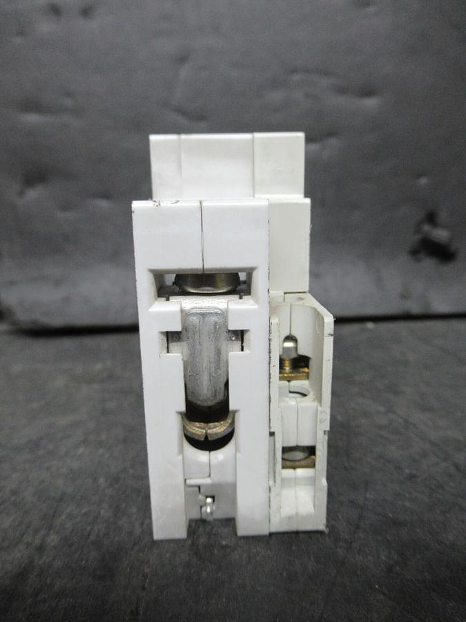 Used SIEMENS CIRCUIT BREAKER 5SX21 B16 16 AMP 277 VAC 1-POLE W/ 5SX9100 AUXILLIARY