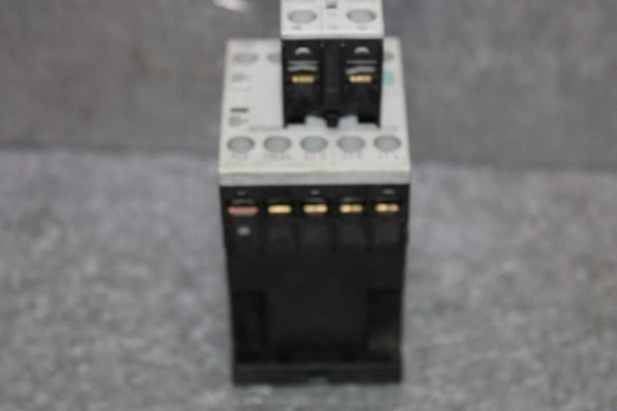 Used SIEMENS SIRIUS CONTACTOR 3RT1016-1BB41 600 VAC 20 AMP 7.5 HP W/ 3RH1911-1AA10