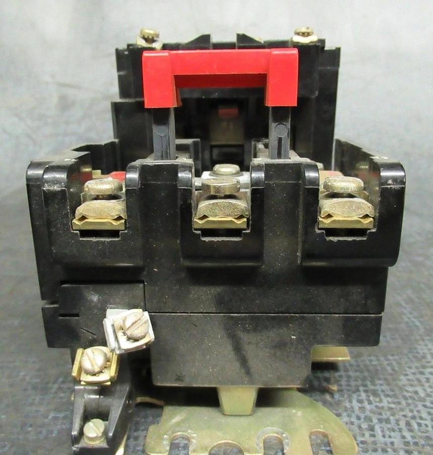 Used SQUARE D STARTER 8536SC0-3 FORM: C5X4 NEMA 1 600V 30A 3-PHASE 10HP 3-POLE