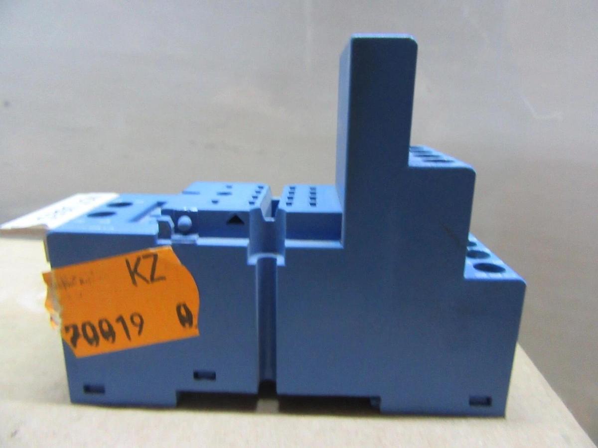 Used LOT OF 2 FINDER RELAY BASE 94.04 10 AMP 250 VOLT **WARRANTY INCLUDED**