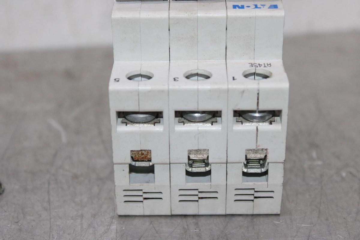 Used EATON CIRCUIT BREAKER WMZS3C08 3-POLE 8 AMP 277/480 VAC C8