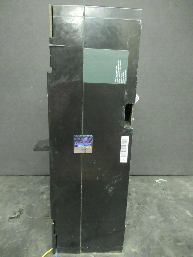 Used SQUARE D CIRCUIT BREAKER MHL368001212 600 VAC 800 AMP W/ AUX SWITCH