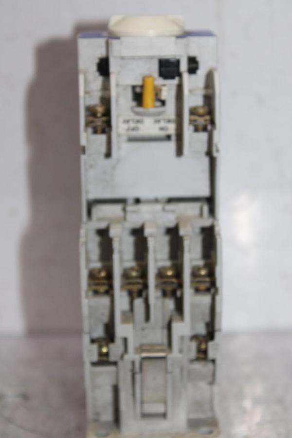Used CUTLER HAMMER D15CR31 CONTACTOR W/ C320TP1 TIMING RELAY 0.1-30 SECOND