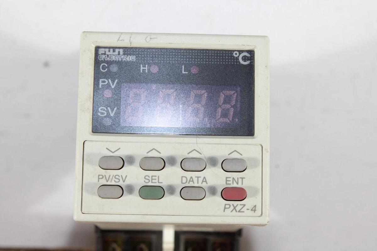 Used FUJI ELECTRIC TEMPERATURE CONTROLLER PXZ4PBY2-1B000 24 VAC 15 VA