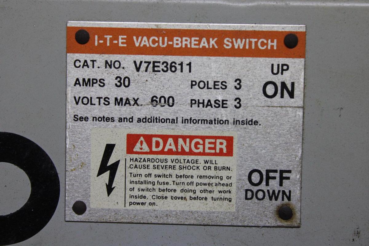 Used ITE TWIN VACU-BREAK FUSIBLE PANELBOARD SWITCH V7E3633 600V 100A