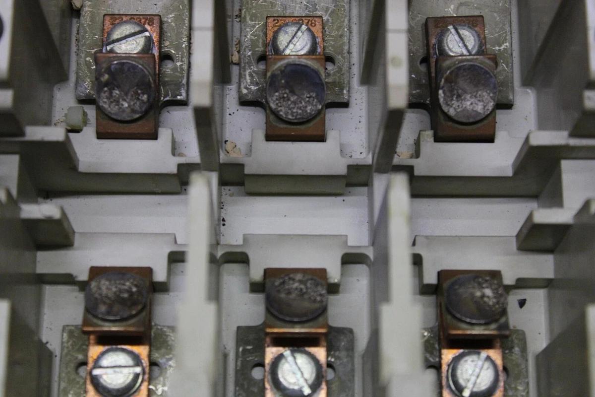 Used CUTLER HAMMER CONTACTOR C825LN6 360 AMP 600 VOLT 3-POLE 3-PHASE COIL: 120 VOLT