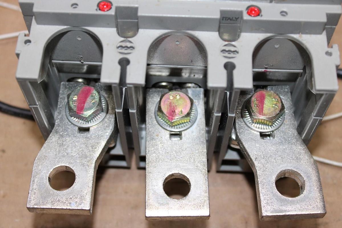 Used MERLIN GERIN COMPACT MOLDED CASE SWITCH NSJ400 400 AMP 690 VOLT 3-POLE