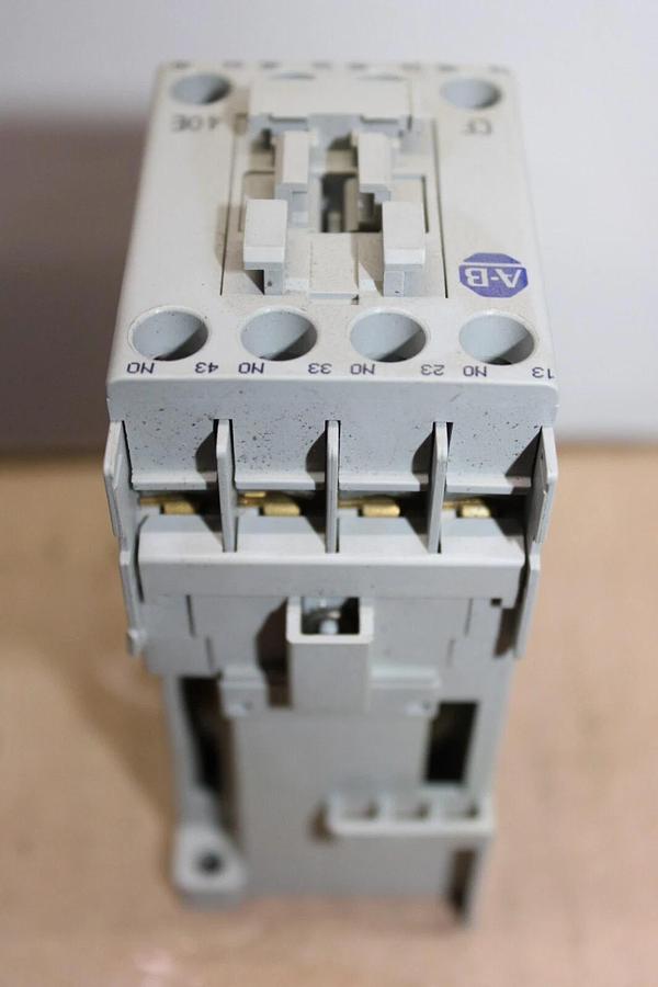 Used ALLEN BRADLEY CONTACTOR 700-CF400Z* 25 AMP 600 VOLT 3-POLE 3-PHASE SER. A