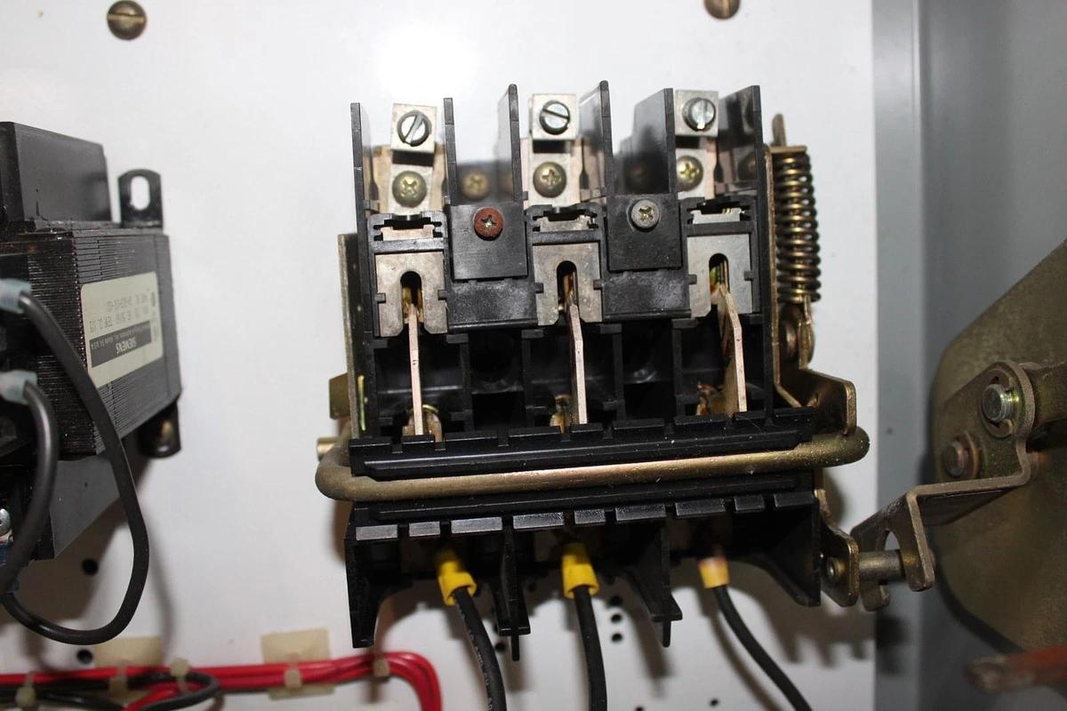 Used SIEMENS NEMA 1 ENCLOSED COMBINATION STARTER W/ SIZE 2 509-C0D STARTER