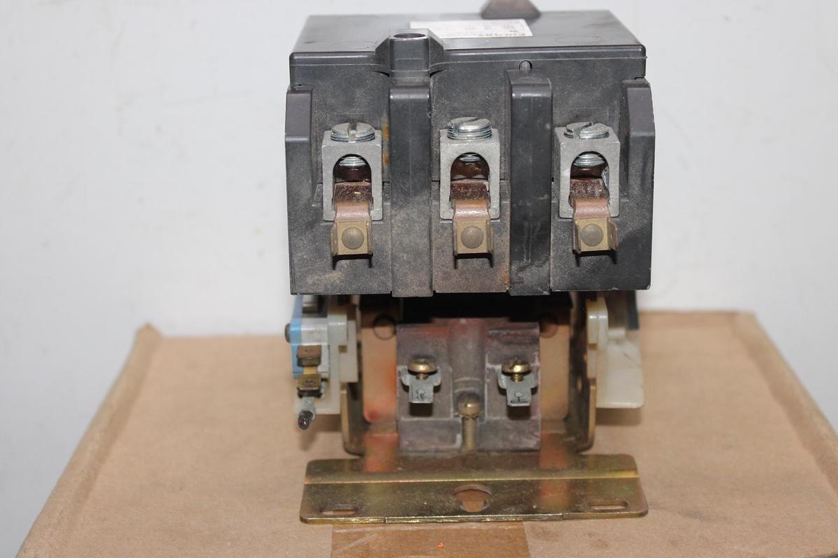 Used CUTLER HAMMER CONTACTOR C825HN10 120 AMP 600 VAC 3-POLE COIL: 120V