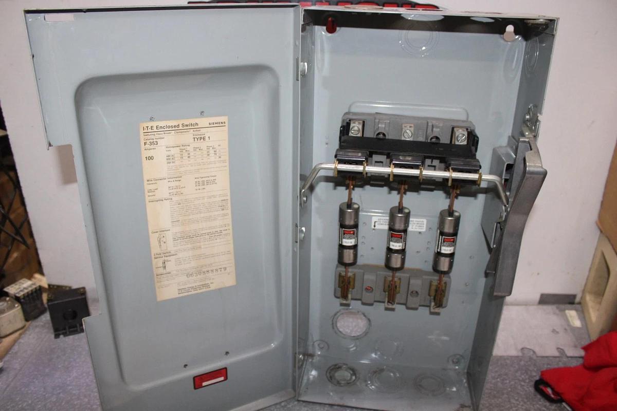Used ITE ENCLOSED DISCONNECT SWITCH F353 100 AMP 600 VAC TYPE 1 ENCLOSURE HEAVY DUTY