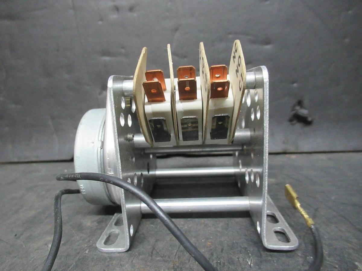 Used JOHNSON CONTROLS PRECISION 4-MINUTE TIMER 025-20790 120 VOLT 15 AMP **WARRANTY**