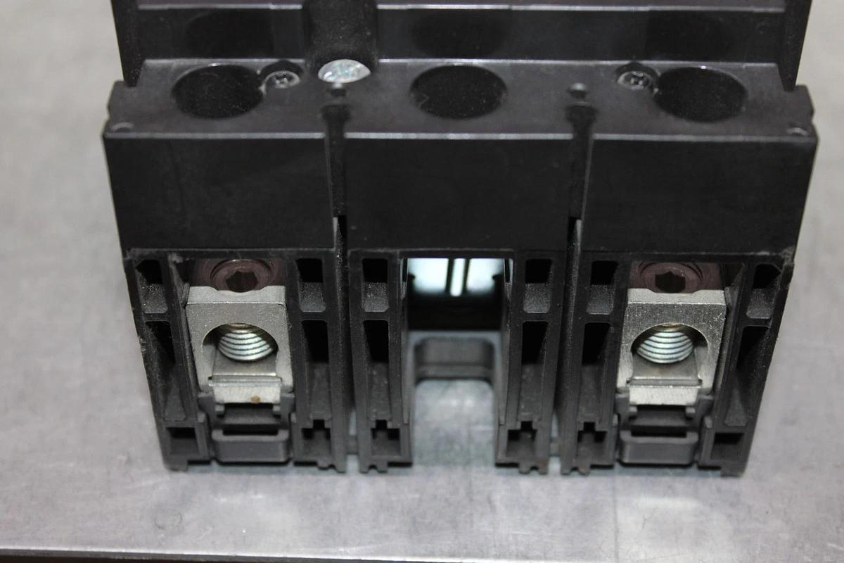 Used SQUARE D CIRCUIT BREAKER HLL26025 25 AMP 600 VAC 2-POLE 3-PHASE HL-060