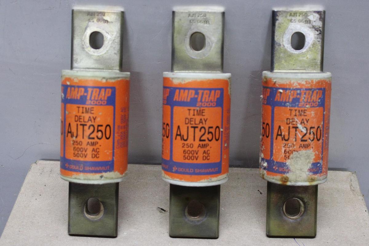 Used LOT OF 2 FERRAZ SHAWMUT AMPTRAP FUSES AJT250 250 AMP 700 VOLT
