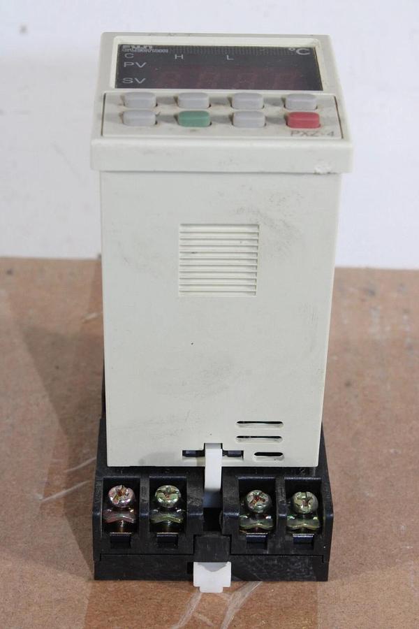 Used FUJI ELECTRIC TEMPERATURE CONTROLLER PXZ4PBY2-0B000 24 VAC 15 VA