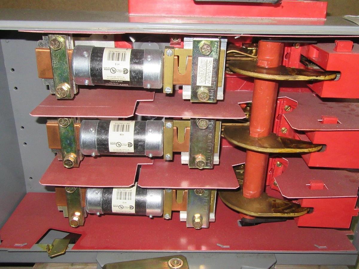 Used 600 AMP MAIN SQUARE D FUSIBLE INSERT PANELBOARD SWITCH QMB326MW SER E2 240 VAC