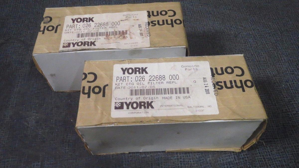 Used (1) NEW IN BOX YORK JOHNSON CONTROLS CTG OIL FILTER KIT MODEL: 026-22688-000