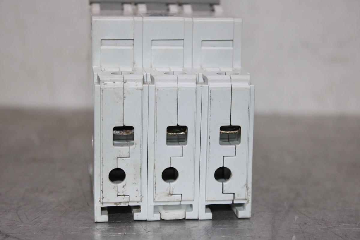 Used ALLEN BRADLEY CIRCUIT BREAKER 1492-CB3 480/277 VAC 10 AMP 3-POLE
