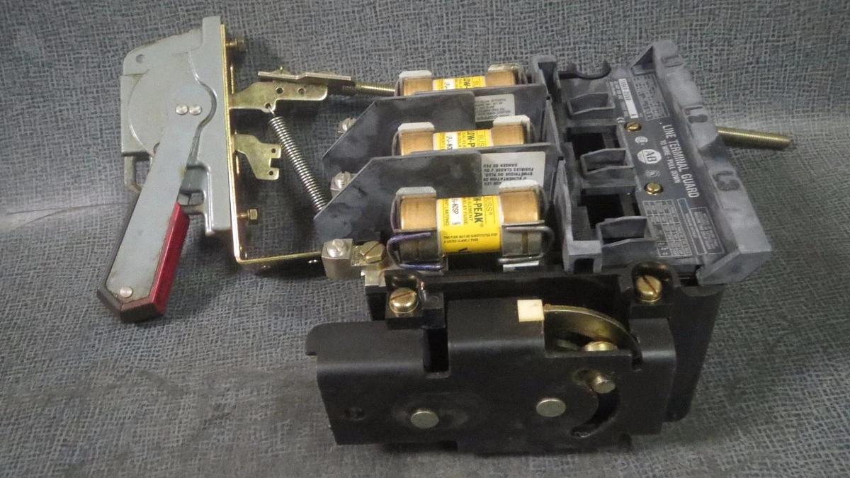Used ALLEN BRADLEY FUSIBLE DISCONNECT SWITCH 60 AMP 600V 3 POLE MODEL: 1494V-DS60