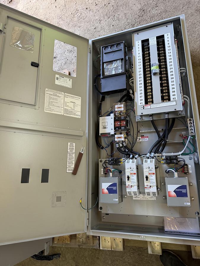 NEW GENERAC INTEGRATED LOAD CENTER TTS ILC-200 120/240 VOLT 200 AMP NEMA 3R SERVICE RATED