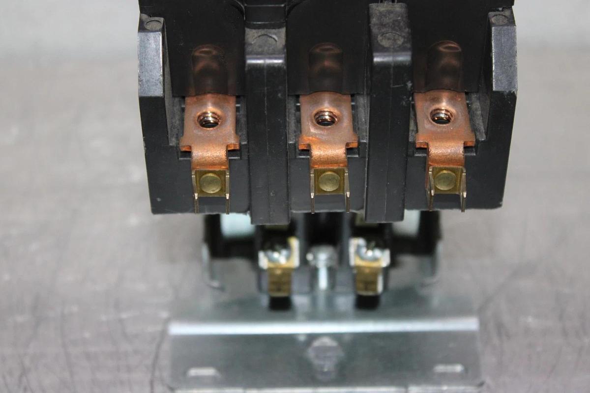 Used SIEMENS CONTACTOR 42FE35AF306R HN53HG120 600 VAC 75 AMP 3-POLE COIL: 120V