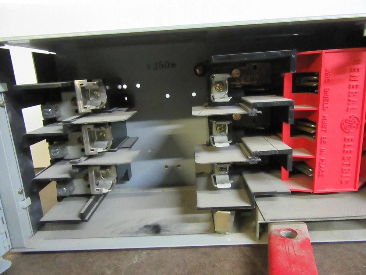 Used GE TWIN QMR PANELBOARD FUSIBLE DISCONNECT QMR361 30 AMP 600 VAC 20 HP