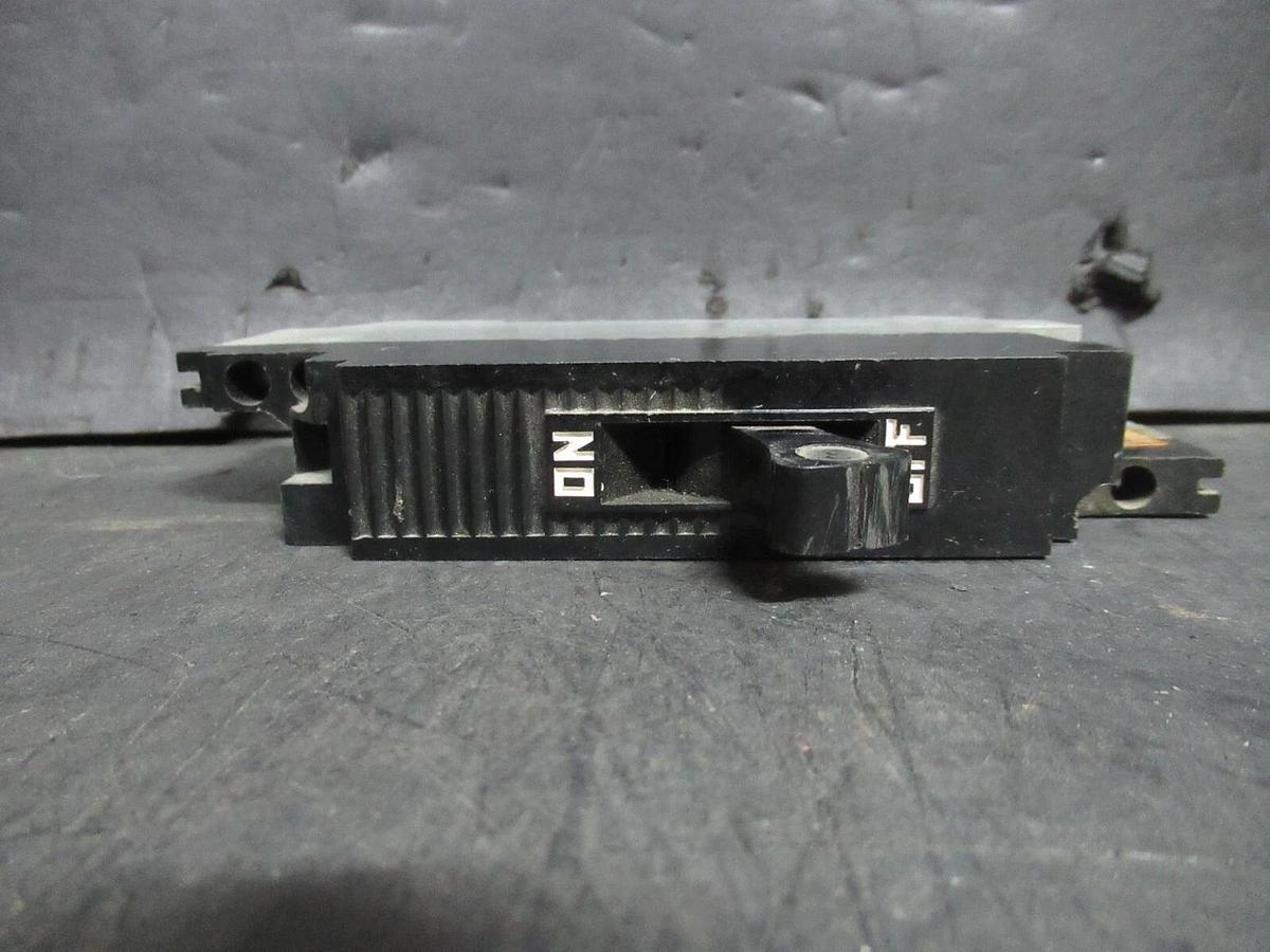 Used SQUARE D SINGLE POLE BREAKER 20 AMP 277 VAC TYPE: ML - DH-61 - 992920 J29L143