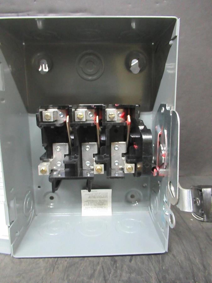 NEW SURPLUS SQUARE D SAFETY SWITCH DU321 30 AMP 240 VAC 7.5 HP 3-PHASE 3-POLE